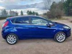 Blu Usata 2015 Ford Fiesta Tre volumi | 5900 € (Buon prezzo)
