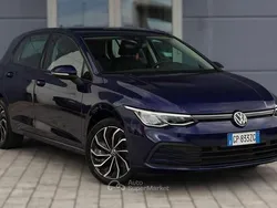Blu Usata 2023 VW Golf VIII Life Tre volumi | 21.880 € (Buon prezzo)