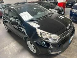 Nero Usata 2014 Kia Rio Tre volumi | 5850 € (Buon prezzo)