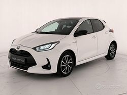 Super white Usata 2021 Toyota Yaris Hybrid Lounge Tre volumi | 18.500 € (Buon prezzo)