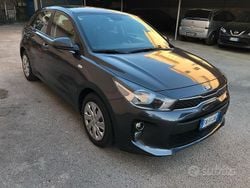 Grigio Usata 2018 Kia Rio Tre volumi | 7490 € (Buon prezzo)