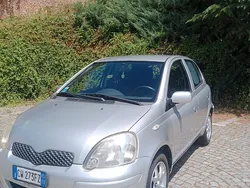 Usata 2005 Toyota Yaris Tre volumi | 2100 € (Buon prezzo)
