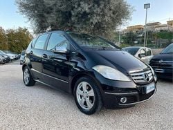 Nero Usata 2009 Mercedes A180 Tre volumi | 2490 € (Buon prezzo)