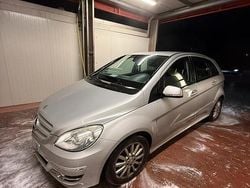 Grigio Usata 2009 Mercedes B200 Monovolume | 3000 € (Buon prezzo)