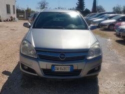 Argento Usata 2009 Opel Astra Cosmo Tre volumi | 2499 € (Buon prezzo)