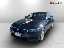 Schwarz pastello Usata 2022 BMW 518 Tre volumi | 32.500 € (Buon prezzo)