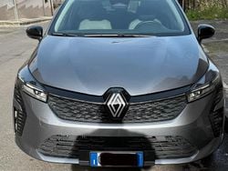 Grigio Usata 2024 Renault Clio V Due volumi | 15.900 € (Buon prezzo)