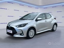 Argento Usata 2023 Toyota Yaris Hybrid Active Tre volumi | 17.490 € (Ottimo prezzo)