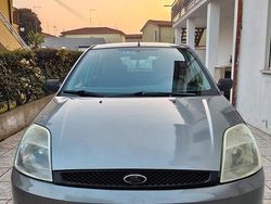 Grigio Usata 2002 Ford Fiesta Zetec Tre volumi | 2400 € (Buon prezzo)