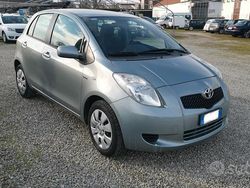 Grigio Usata 2006 Toyota Yaris Tre volumi | 6100 € (Molto cara)