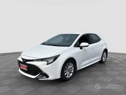 Super white Usata 2023 Toyota Corolla Active Tre volumi | 22.400 € (Buon prezzo)