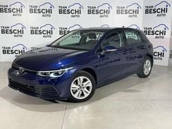 Blu atlantic Usata 2022 VW Golf VIII Life Tre volumi | 18.900 € (Buon prezzo)