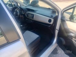 Grigio Usata 2013 Toyota Yaris Tre volumi | 6500 € (Buon prezzo)