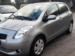 Argento Usata 2007 Toyota Yaris Tre volumi | 3900 € (Buon prezzo)