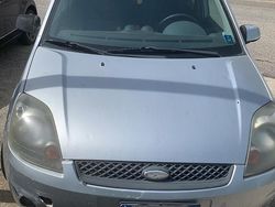 Grigio Usata 2008 Ford Fiesta Due volumi | 2000 € (Buon prezzo)