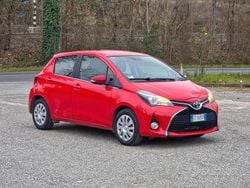 Rosso Usata 2015 Toyota Yaris Lounge Tre volumi | 8400 € (Buon prezzo)