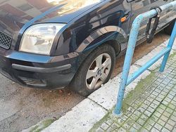 Usata 2004 Ford Fusion Tre volumi | 800 €