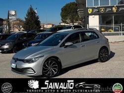 Grigio Usata 2021 VW Golf VIII Tre volumi | 19.900 € (Buon prezzo)