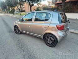 Grigio Usata 2005 Toyota Yaris Tre volumi | 2999 € (Buon prezzo)