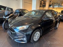 Nero Usata 2022 Toyota Yaris Hybrid Business Edition Tre volumi | 17.490 € (Ottimo prezzo)