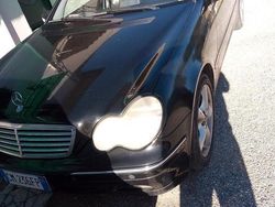 Nero Usata 2004 Mercedes C220 Tre volumi | 1500 €
