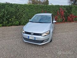 Argento Usata 2011 VW Polo Highline Tre volumi | 6997 € (Buon prezzo)