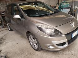 Marrone Usata 2011 Renault Scénic Monovolume | 6000 €