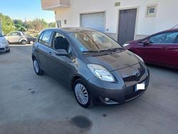 Grigio Usata 2010 Toyota Yaris Sol Tre volumi | 3999 € (Buon prezzo)