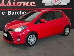 Rosso Usata 2015 Toyota Yaris Active Tre volumi | 8550 € (Buon prezzo)