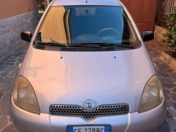 Argento Usata 2003 Toyota Yaris Sol Tre volumi | 1800 € (Buon prezzo)