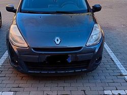 Grigio Usata 2011 Renault Clio II Tre volumi | 3800 € (Molto cara)