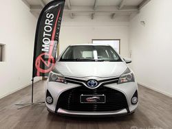 Grigio Usata 2015 Toyota Yaris Hybrid Active Tre volumi | 8600 € (Buon prezzo)