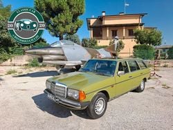 Verde Usata 1982 Mercedes 240 Station wagon | 9000 €