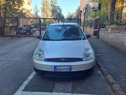 Argento Usata 2004 Ford Fiesta Due volumi | 2190 € (Ottimo prezzo)