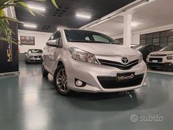 Grigio Usata 2014 Toyota Yaris Lounge Tre volumi | 8990 € (Buon prezzo)