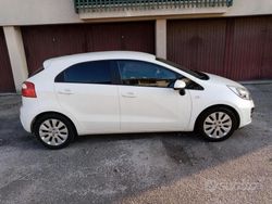 Bianco Usata 2013 Kia Rio Due volumi | 6850 € (Molto cara)