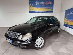 Nero Usata 2002 Mercedes E270 Elegance Tre volumi | 3490 € (Buon prezzo)