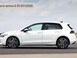 Argento Nuova 2025 VW Golf Style Tre volumi | 31.740 € (Buon prezzo)