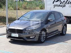 Grigio Usata 2017 Ford Focus ST-Line Due volumi | 9390 € (Buon prezzo)
