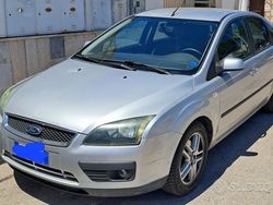 Grigio Usata 2005 Ford Focus Tre volumi | 2500 €