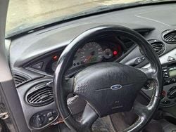 Usata 2001 Ford Focus Zetec Tre volumi | 1300 € (Buon prezzo)