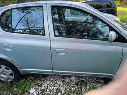 Usata 2004 Toyota Yaris Tre volumi | 2000 €