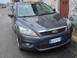 Grigio Usata 2010 Ford Focus Tre volumi | 2600 € (Buon prezzo)