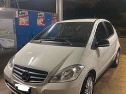 Bianco Usata 2010 Mercedes A160 Tre volumi | 2200 € (Buon prezzo)