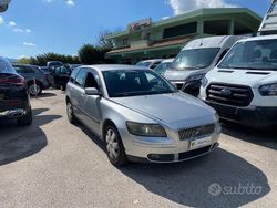 Argento metallizzato Usata 2004 Volvo V50 Momentum Station wagon | 2290 € (Ottimo prezzo)