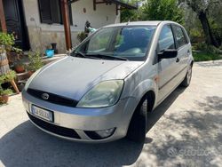 Grigio Usata 2002 Ford Fiesta Due volumi | 1000 € (Buon prezzo)