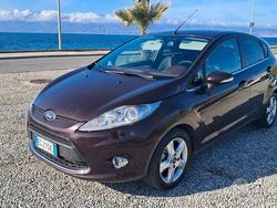 Rosso Usata 2011 Ford Fiesta Tre volumi | 3000 € (Buon prezzo)