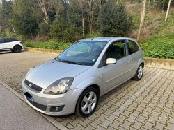Grigio Usata 2007 Ford Fiesta Due volumi | 1700 € (Ottimo prezzo)