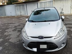 Grigio Usata 2013 Ford Fiesta Due volumi | 5000 € (Buon prezzo)