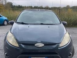 Grigio Usata 2009 Ford Fiesta Due volumi | 3000 € (Buon prezzo)